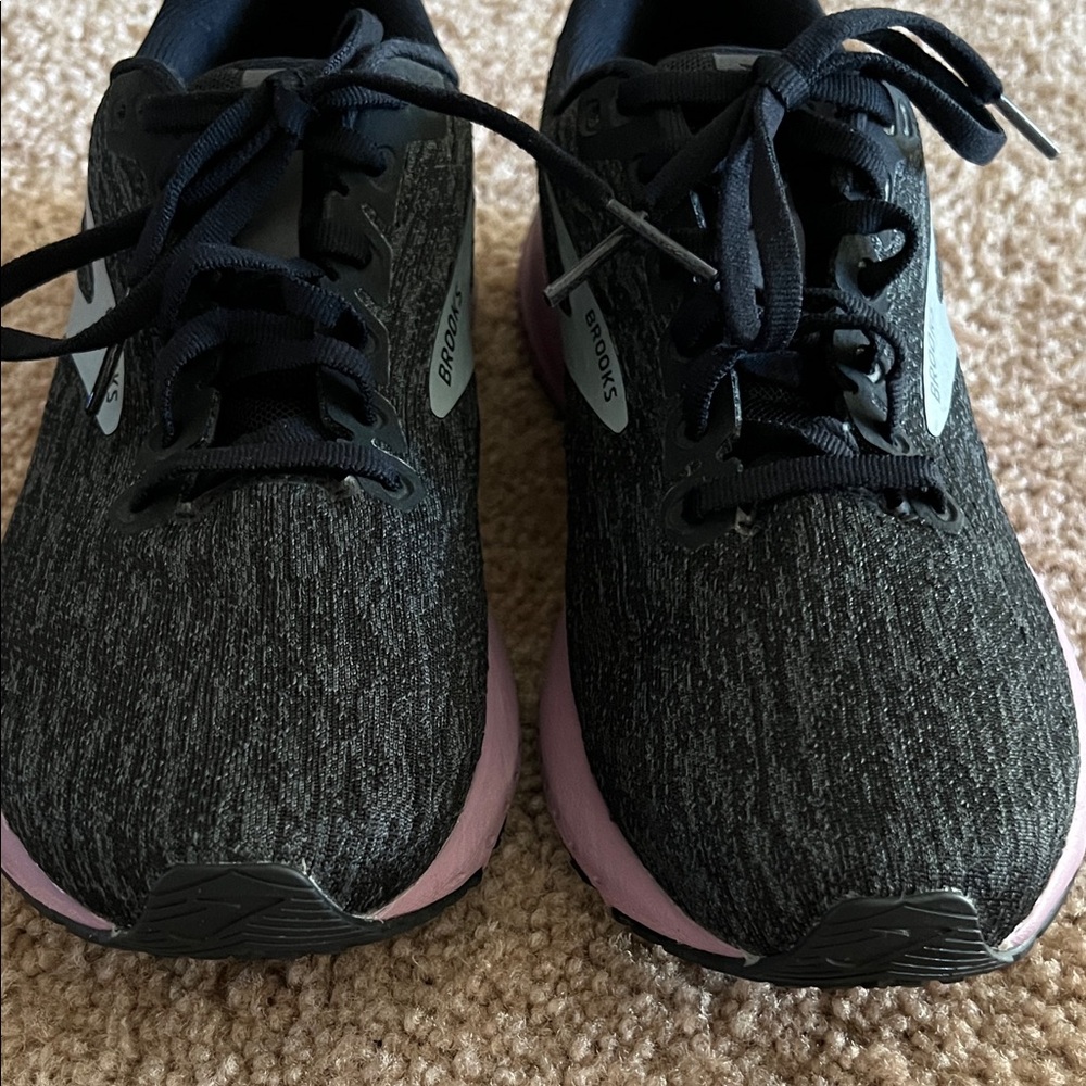 Brooks Women's Black and Lavender Athletic Shoes size 8 - Picture 2 of 7